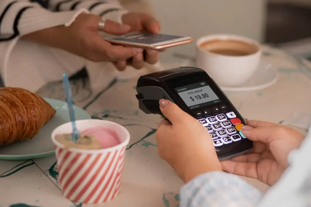 Verbessern Sie Ihr Restauranterlebnis mit Tap-to-Pay auf dem iPhone